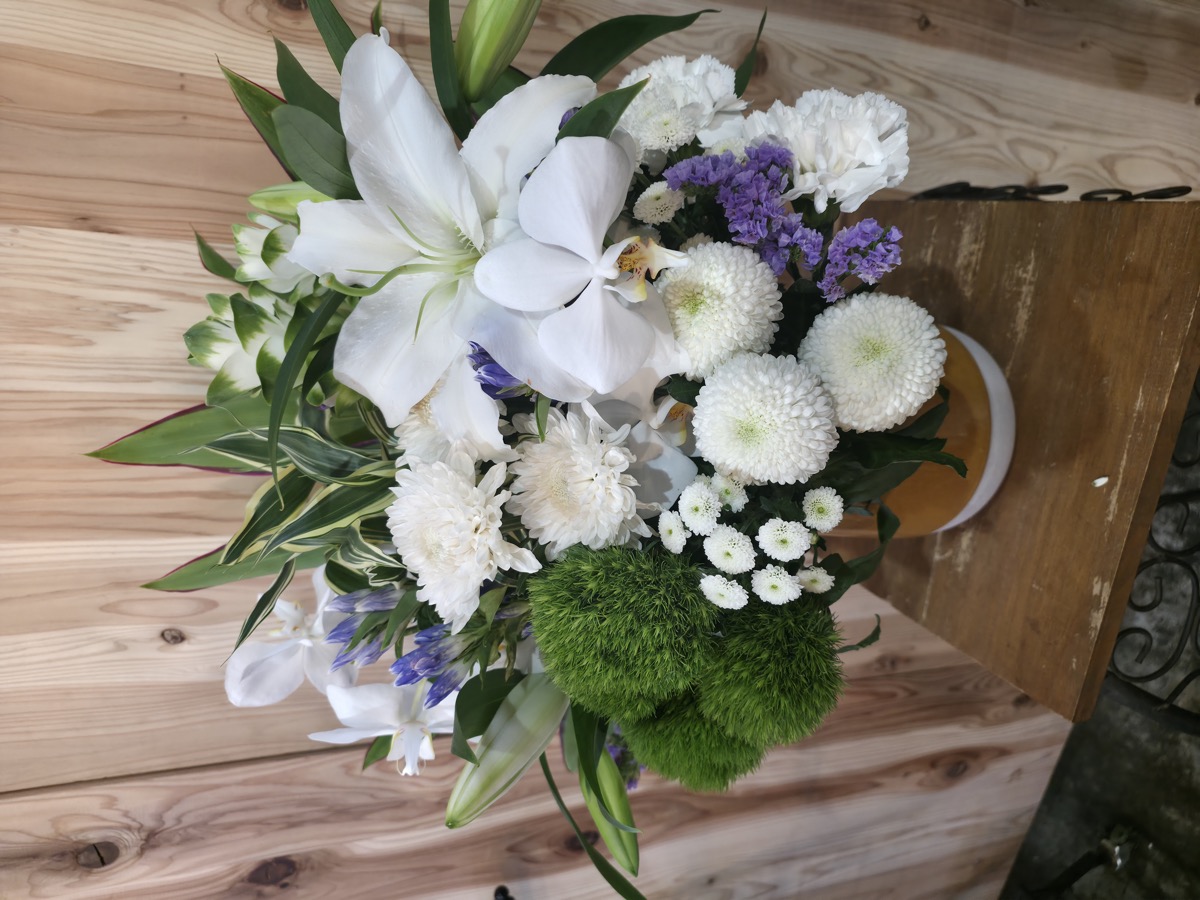 お店やオフィスのカウンターに飾る旬の花のアレンジメント