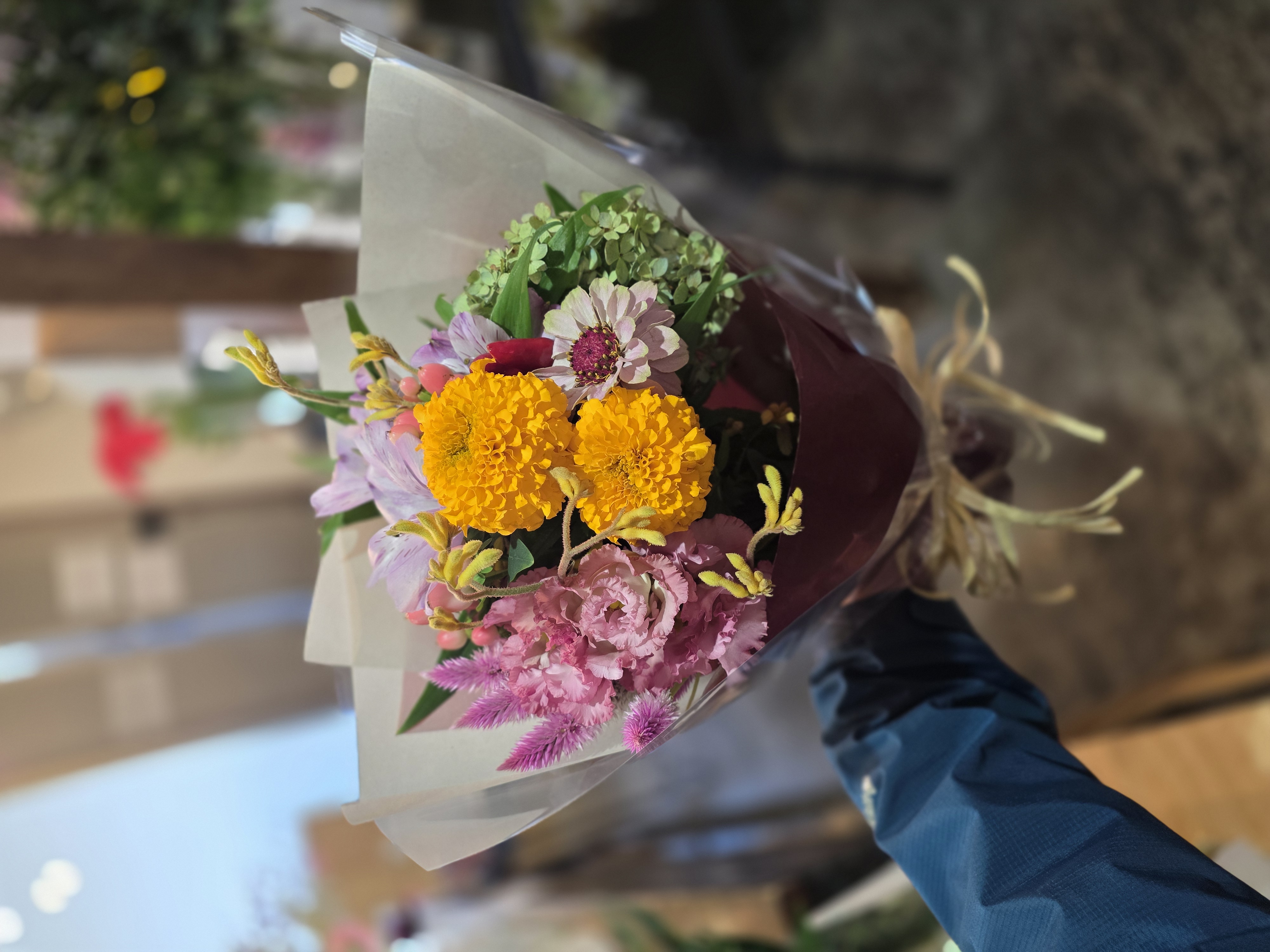アマランサスなど個性的な花材を使ったアレンジメント（イメージ）